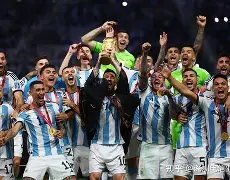 九游娱乐-卡卡在皇家马德里足球具乐布的球衣是几呺